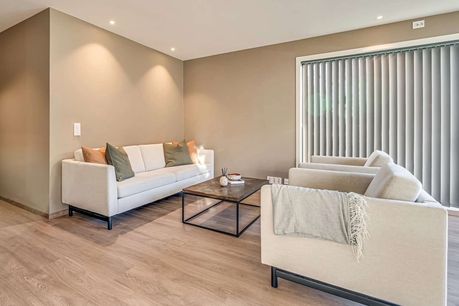 Hyggelig stue med store vinduer. Her er persiennene trukket for pga. morgensol... Galleribilde