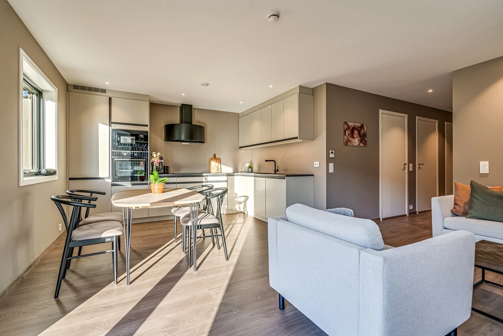 Boligen har delvis åpen løsning mellom stuen og kjøkkenet. Galleribilde