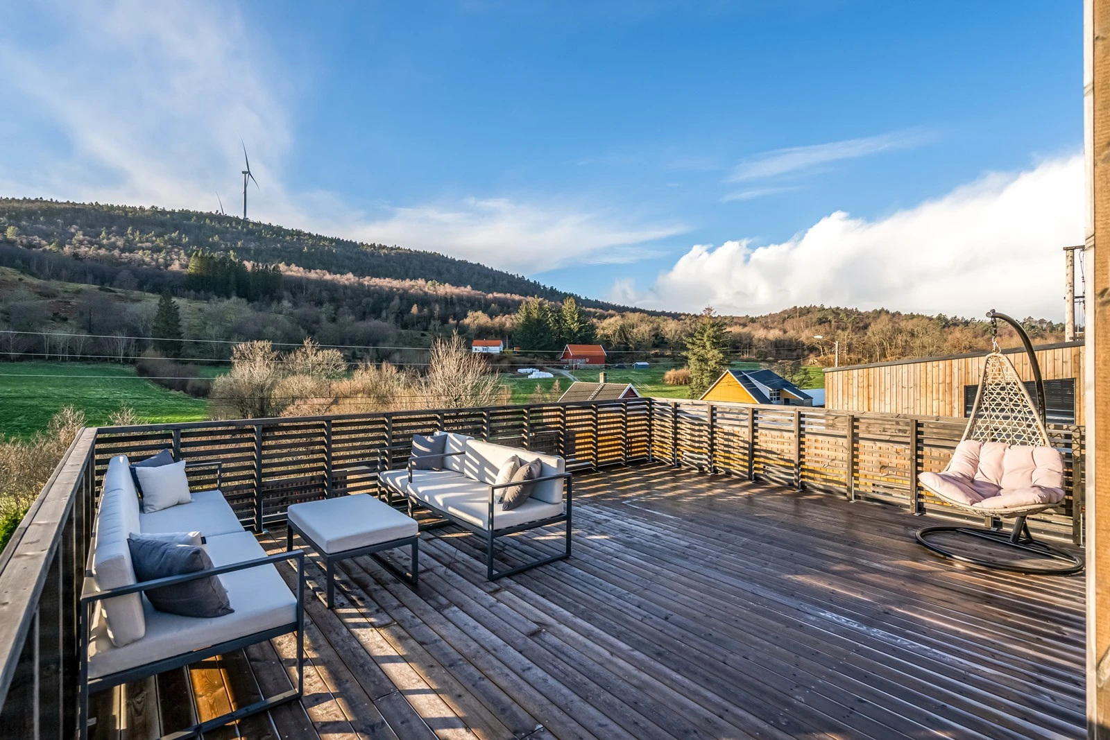 Stor takterrasse med gode solforhold. Galleribilde