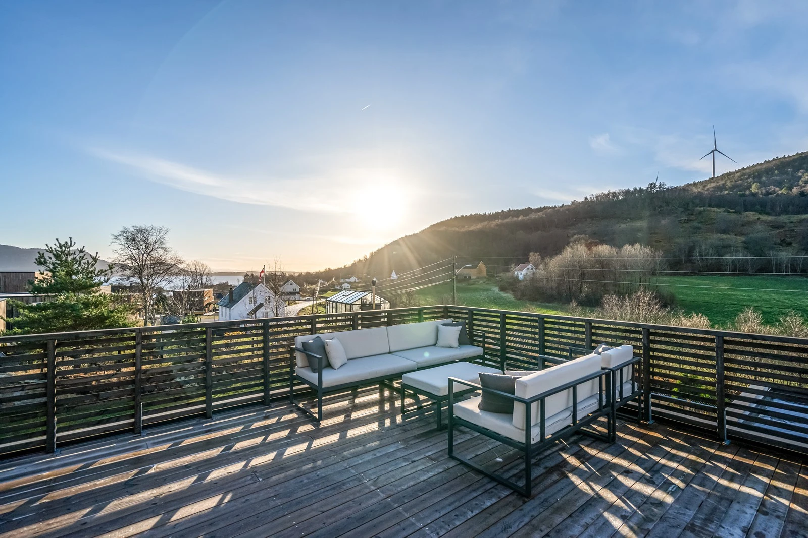 God plass til stor sittergruppe på takterrassen. Galleribilde