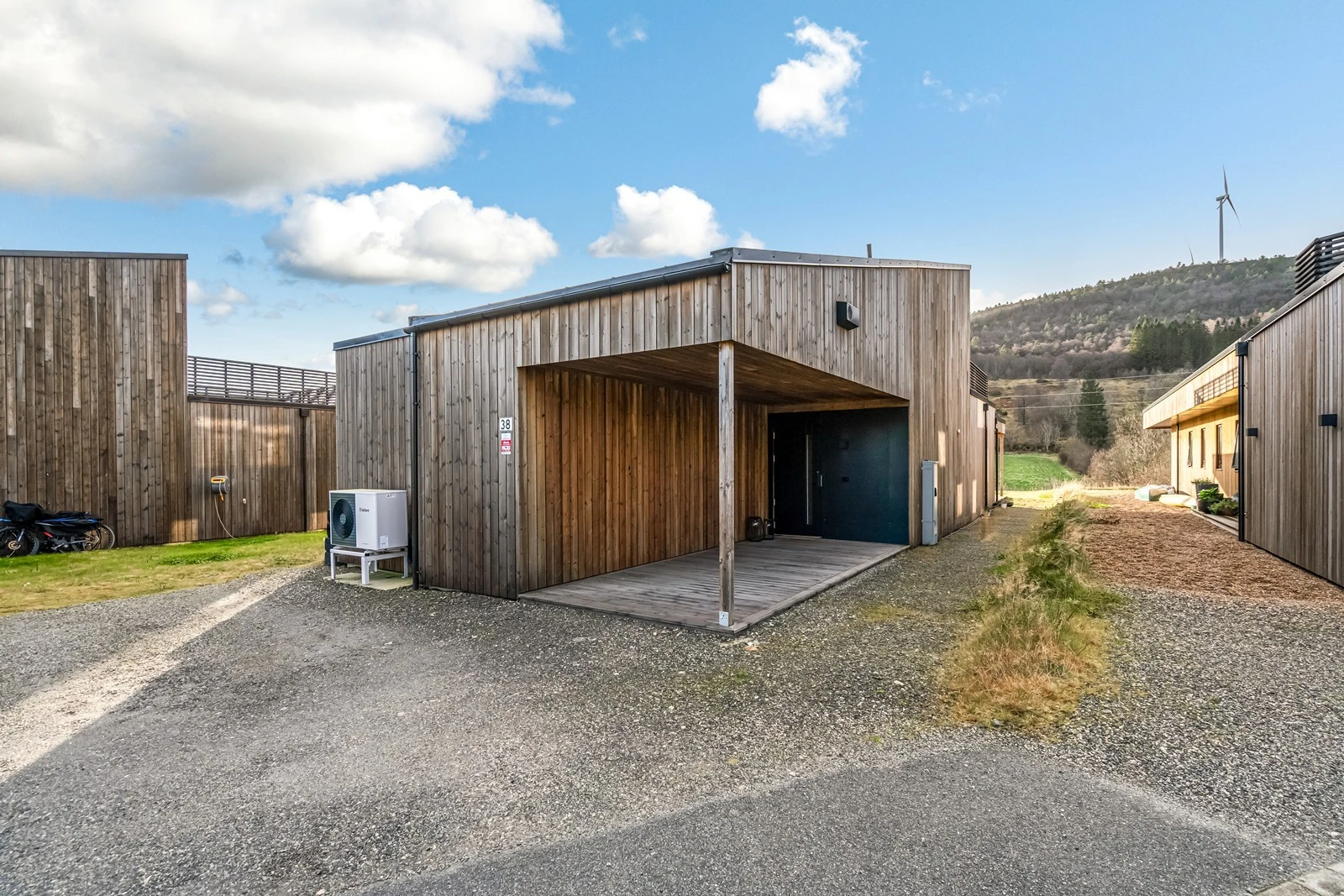 Det er overbygget inngangsparti til boligen. Galleribilde