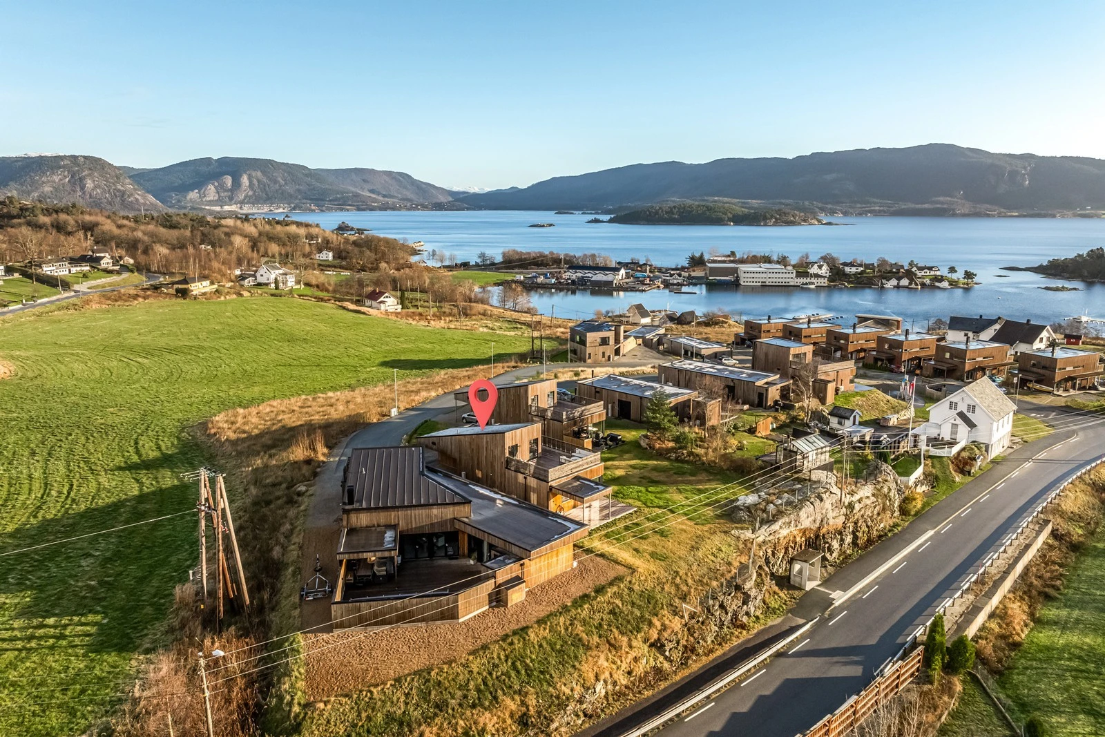 Boligen ligger med kort avstand til sjøen. Galleribilde
