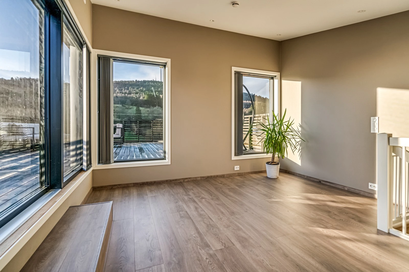 Fra gangen er det trapp opp til loftstuen. Galleribilde