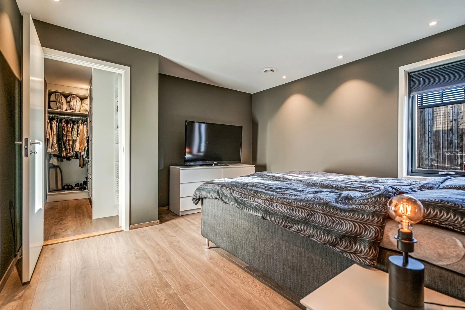 Foreldresoverommet er stort og har eget garderoberom. Galleribilde