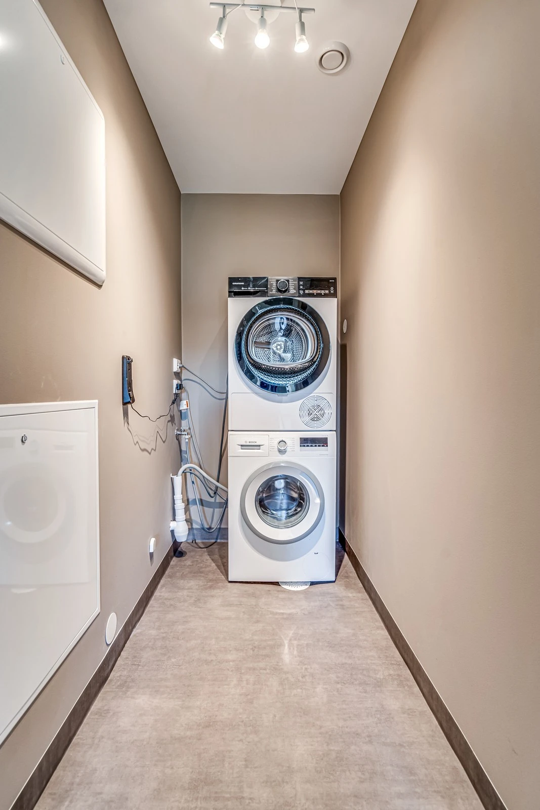 Det er ett praktisk vaskerom ved siden av badet. Galleribilde