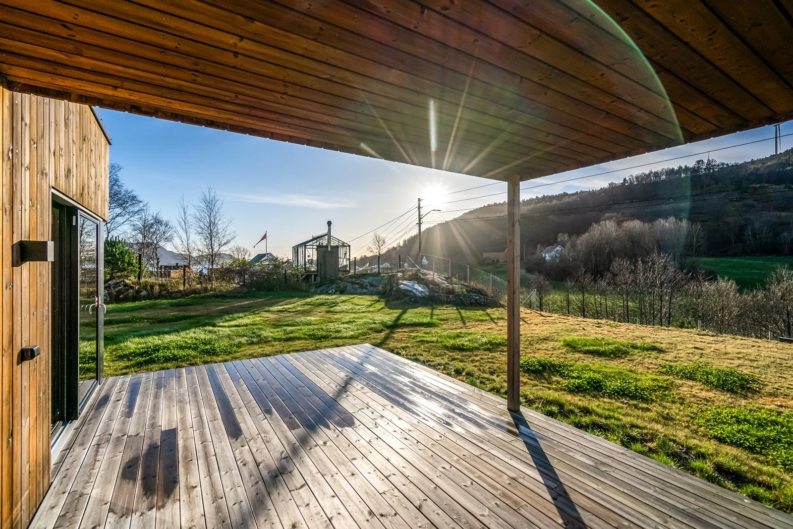 Med utgang fra kjøkkenet og stuen kommer man til en herlig overbygget terrasse. Galleribilde