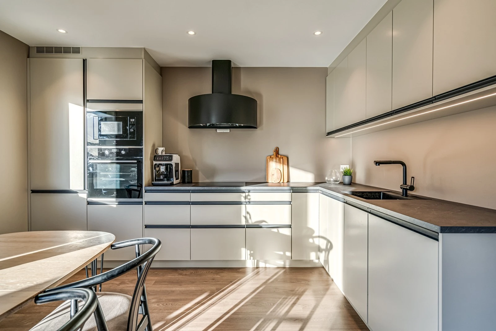 Innredningen på kjøkkenet er moderne og delikat. Her er godt med skap- og benkeplass. Galleribilde