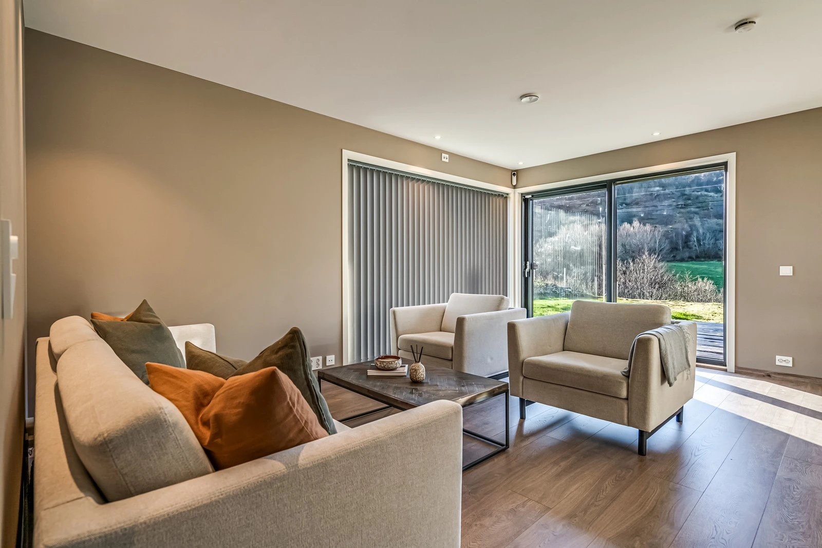 Stue i delikate farger. Galleribilde