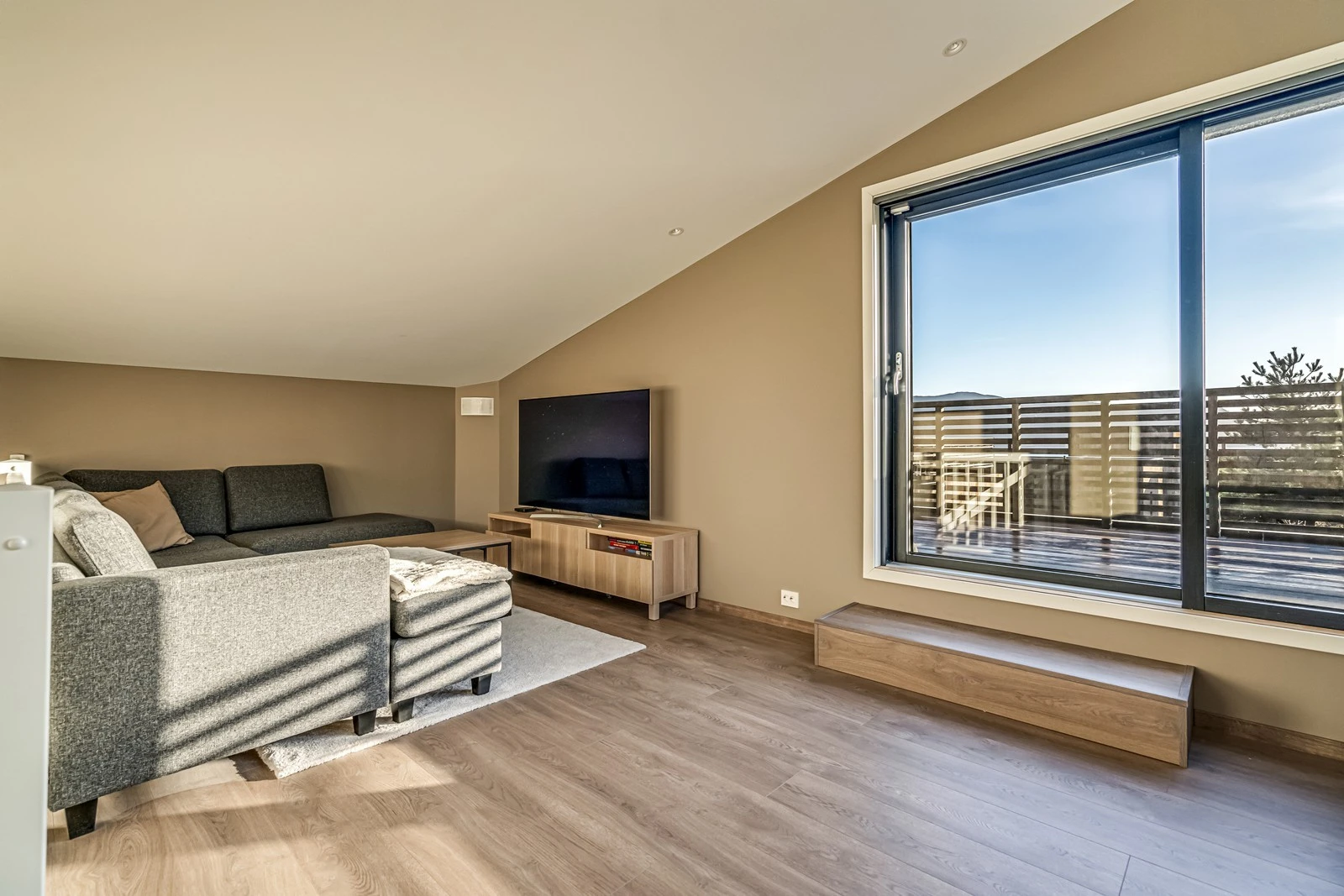 Fra loftstuen er det utgang til solrik takterrasse. Galleribilde