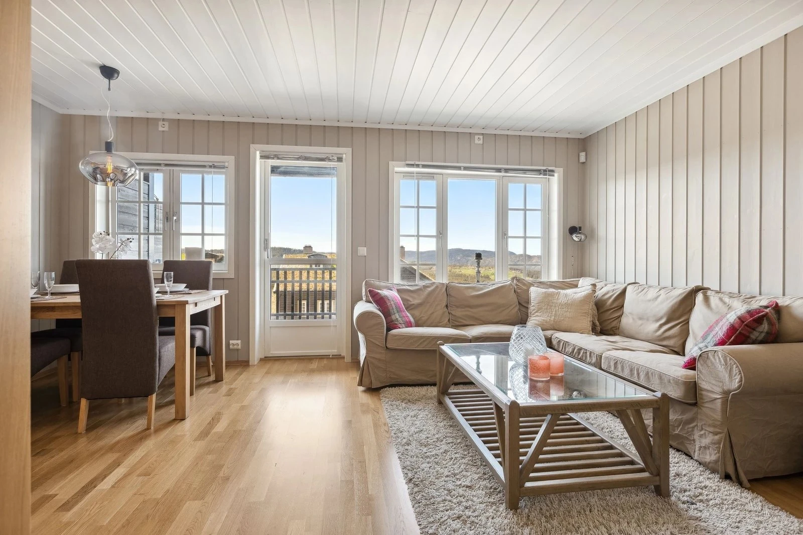 Bygget ligger innerst og øverst i Fjellandsbyen i føste i rekken mot Nesfjellet Alpin Galleribilde