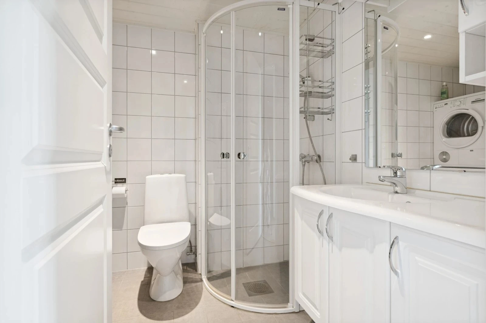 Lyst og innbydende bad med grå fliser på gulvet og elektriske varmekabler som gir en behagelig temperatur Galleribilde