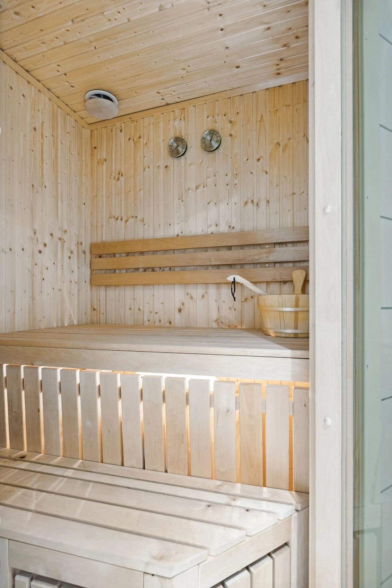 I tilknytning til badet ligger en innbydende badstue som er utformet for maksimal komfort Galleribilde