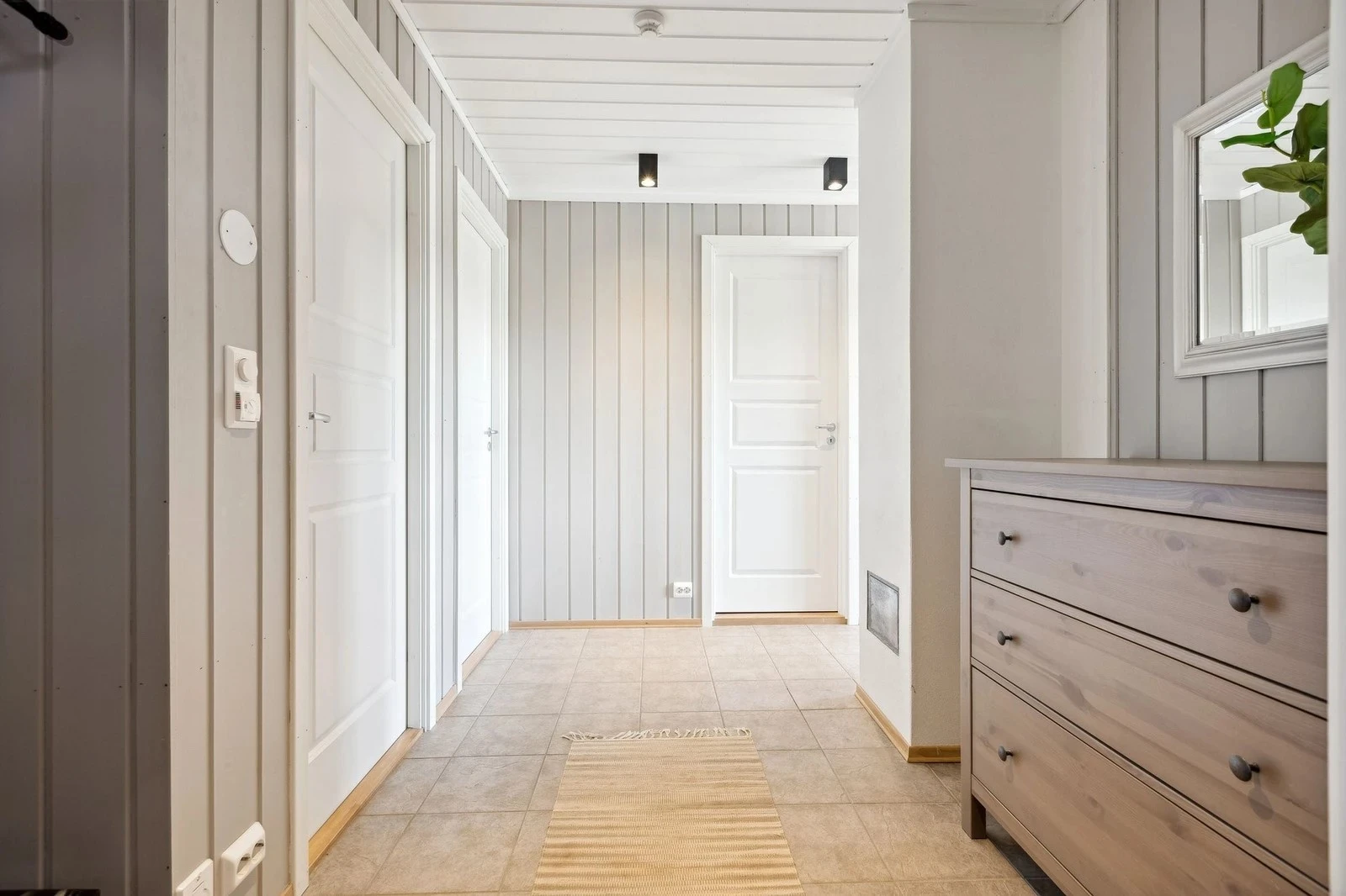 Gulvet i gangen er flislagt og har varmekabler, som gir en varm og behagelig velkomst etter en dag ute Galleribilde