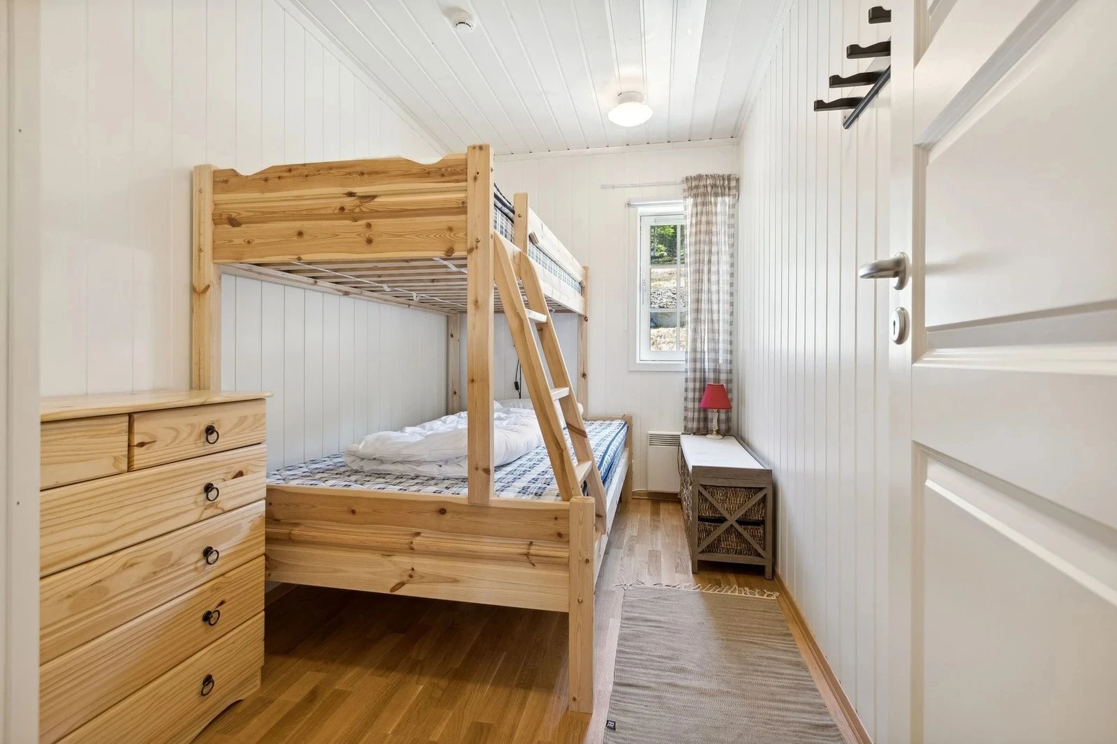 Soverom II er innredet med en praktisk køyeseng som gir totalt tre sengeplasser, ideelt for familie eller gjester Galleribilde