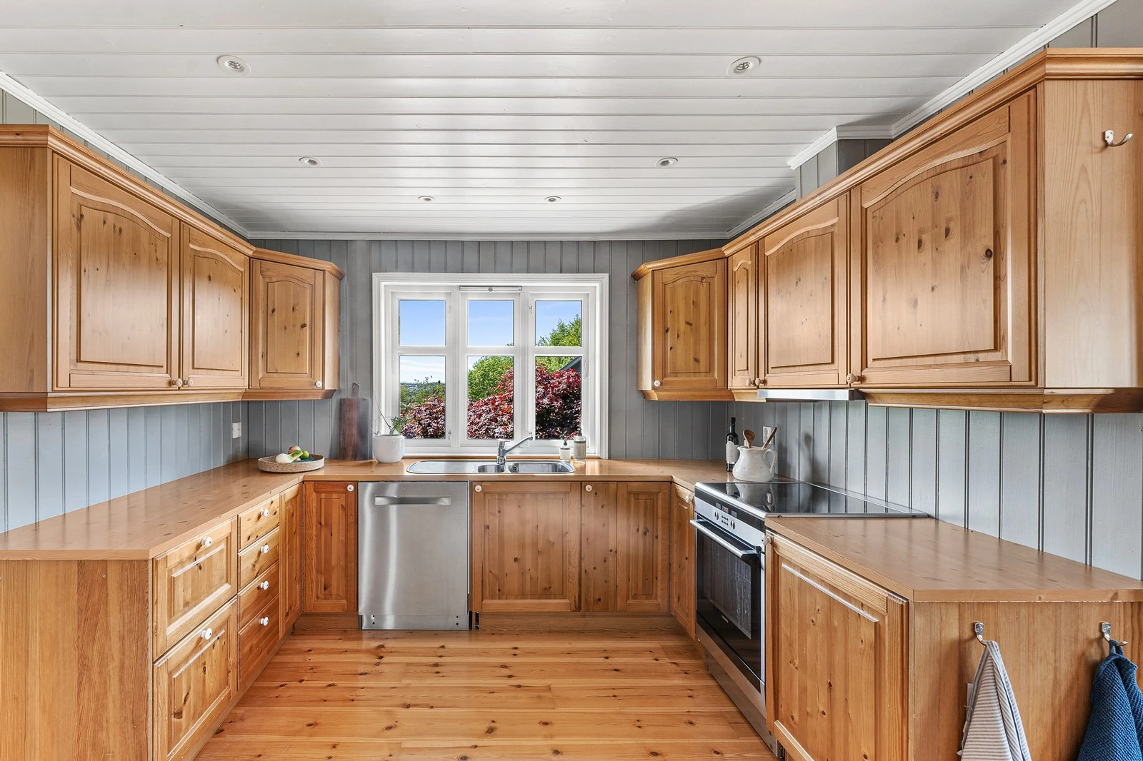 Her finner du en klassisk innredning av tre. Galleribilde