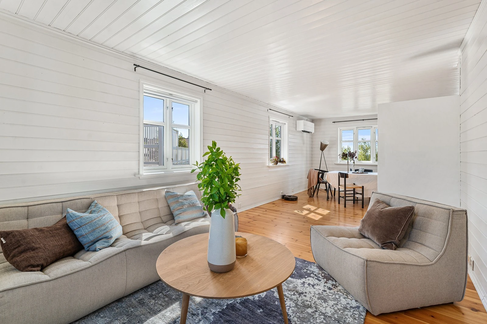 Stuen er lys og innbydende med store vindusflater som gir et godt lysinnslipp. Galleribilde