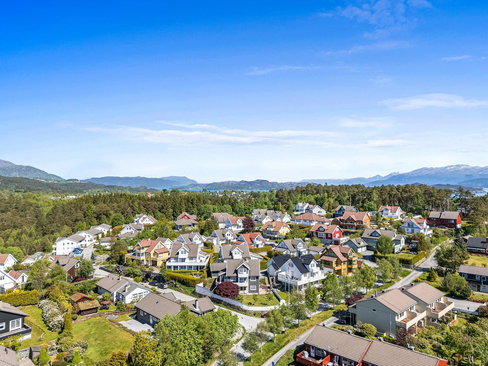 Det er gode parkeringsmuligheter i egen garasje og eller på tomt. Galleribilde