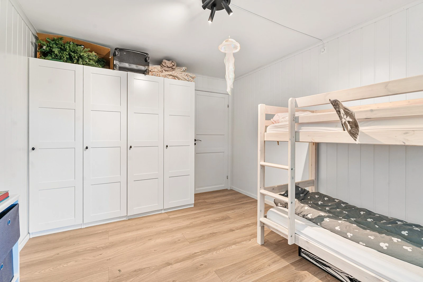 Gulvflatene er tekket med fliser og laminat eller parkett, og veggflatene er kledd med fliser og malt panel. Galleribilde