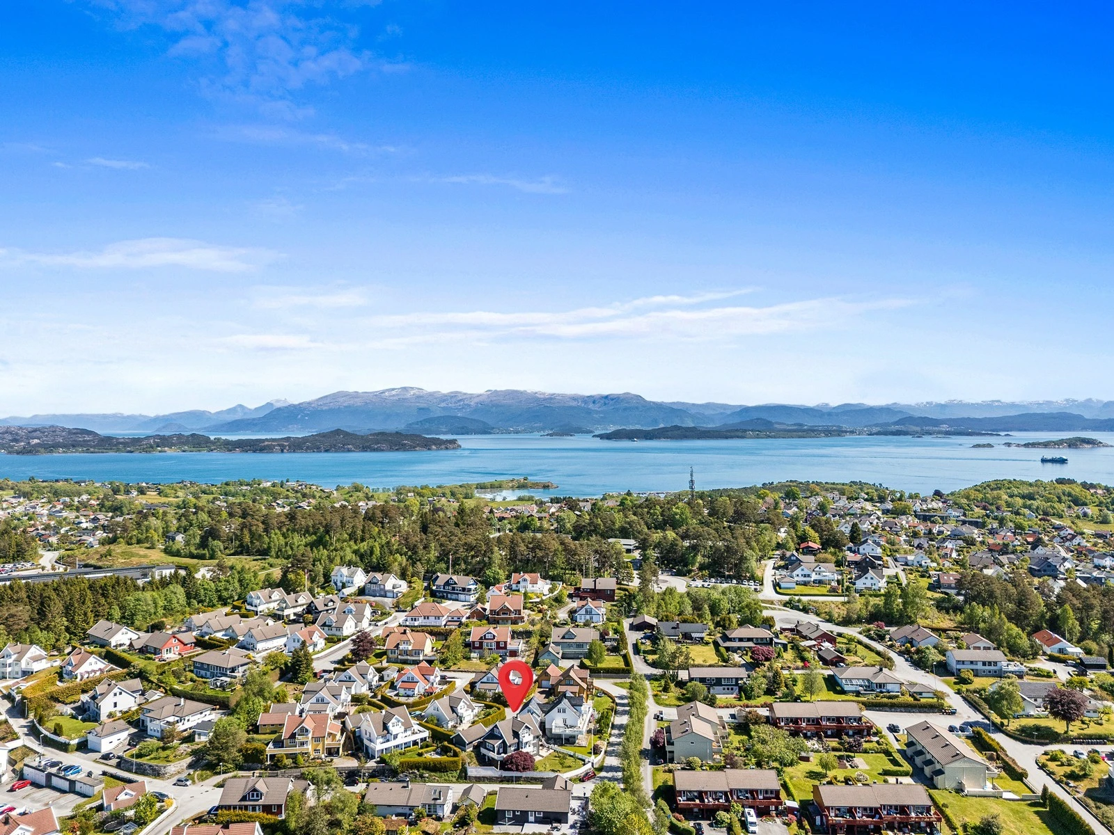 Eneboligen ligger i et barnevennlig og populært boligområde på Ådland, og er ideelt for familier med barn. Galleribilde