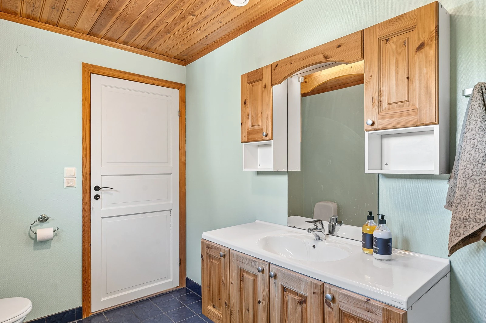 Her er utstyrt med en praktisk vask med skapinnredning og speil, som gir rikelig med oppbevaringsplass. Galleribilde