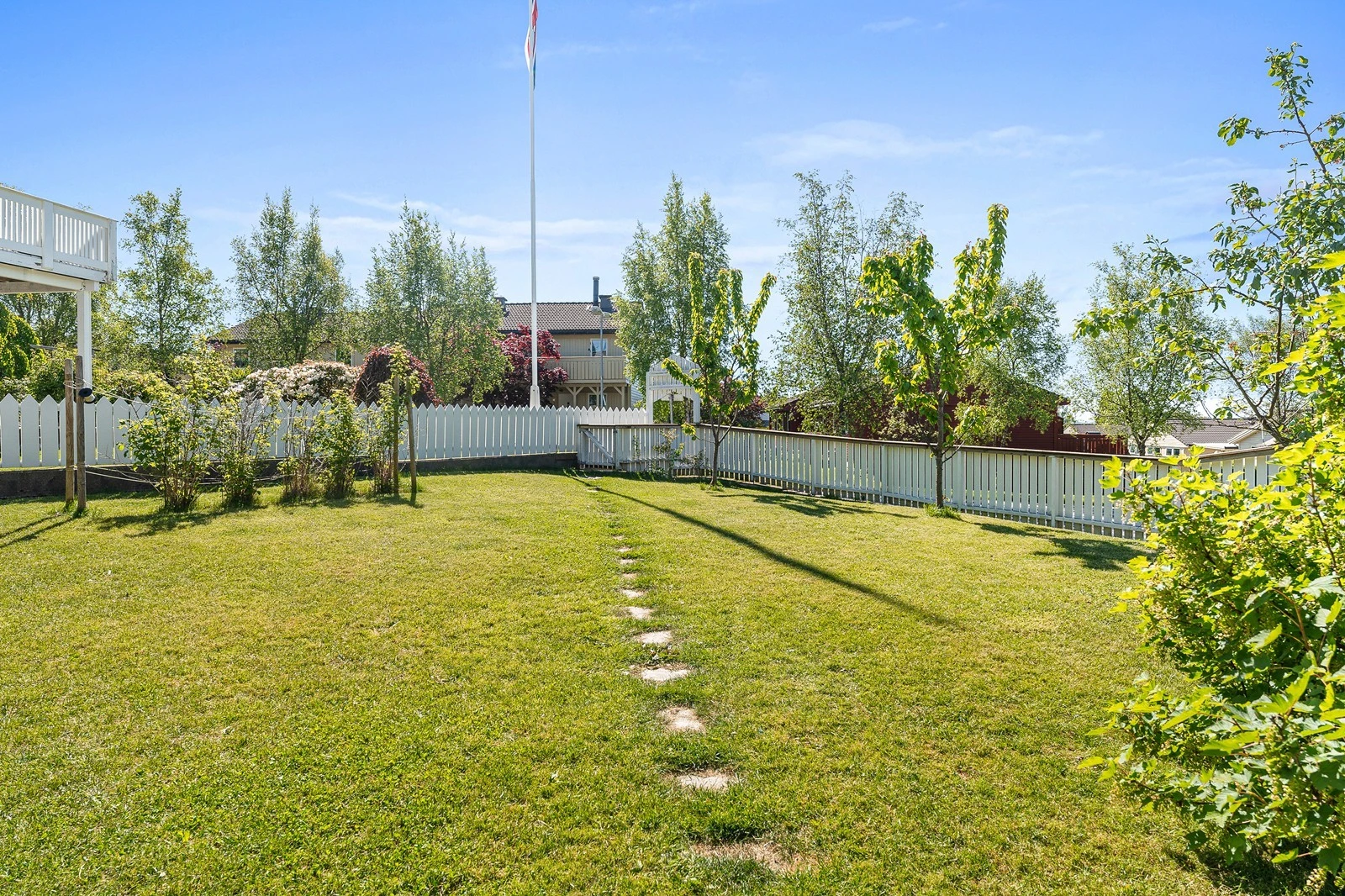 Her finner du plen, busker og gruslagte gangsoner rundt boligen. Galleribilde