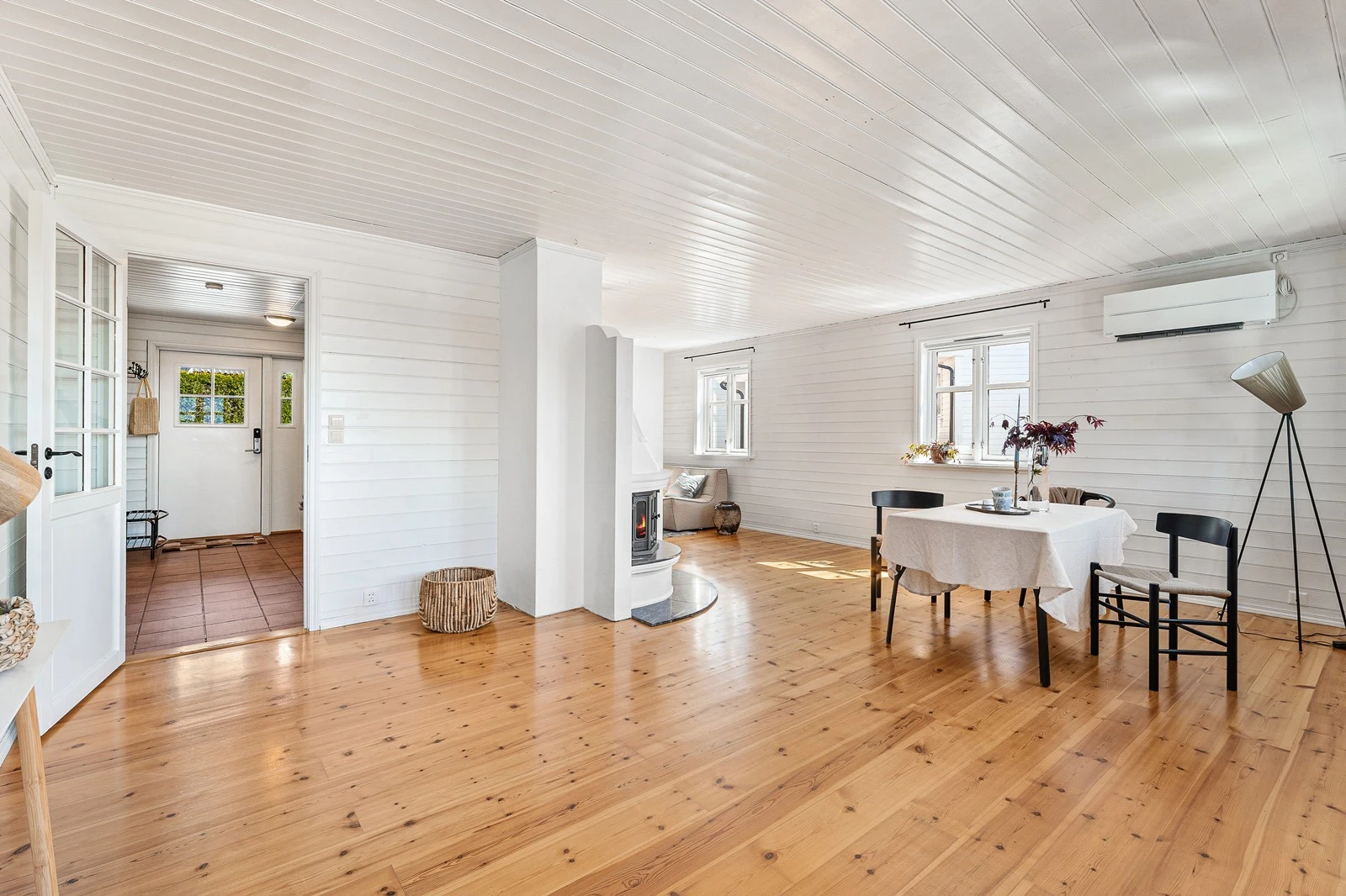 Eneboligen er jevnlig vedlikeholdt og har en gjennomgående normal standard på innredning og utstyr, alder tatt i betraktning. Galleribilde