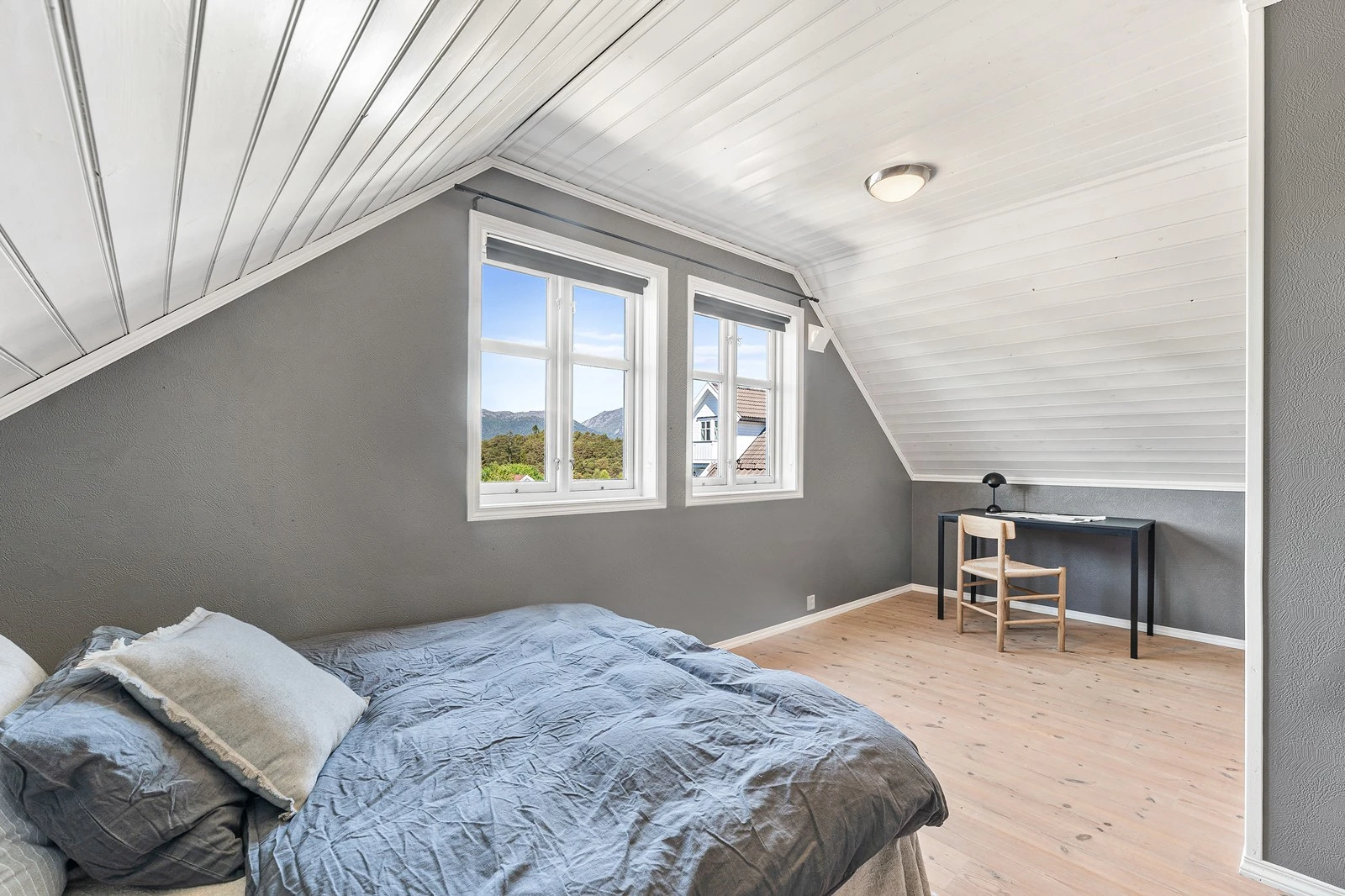 Gulvflatene er tekket med fliser og heltre furu, og veggplatene er kledd med tapetserte plater. Galleribilde