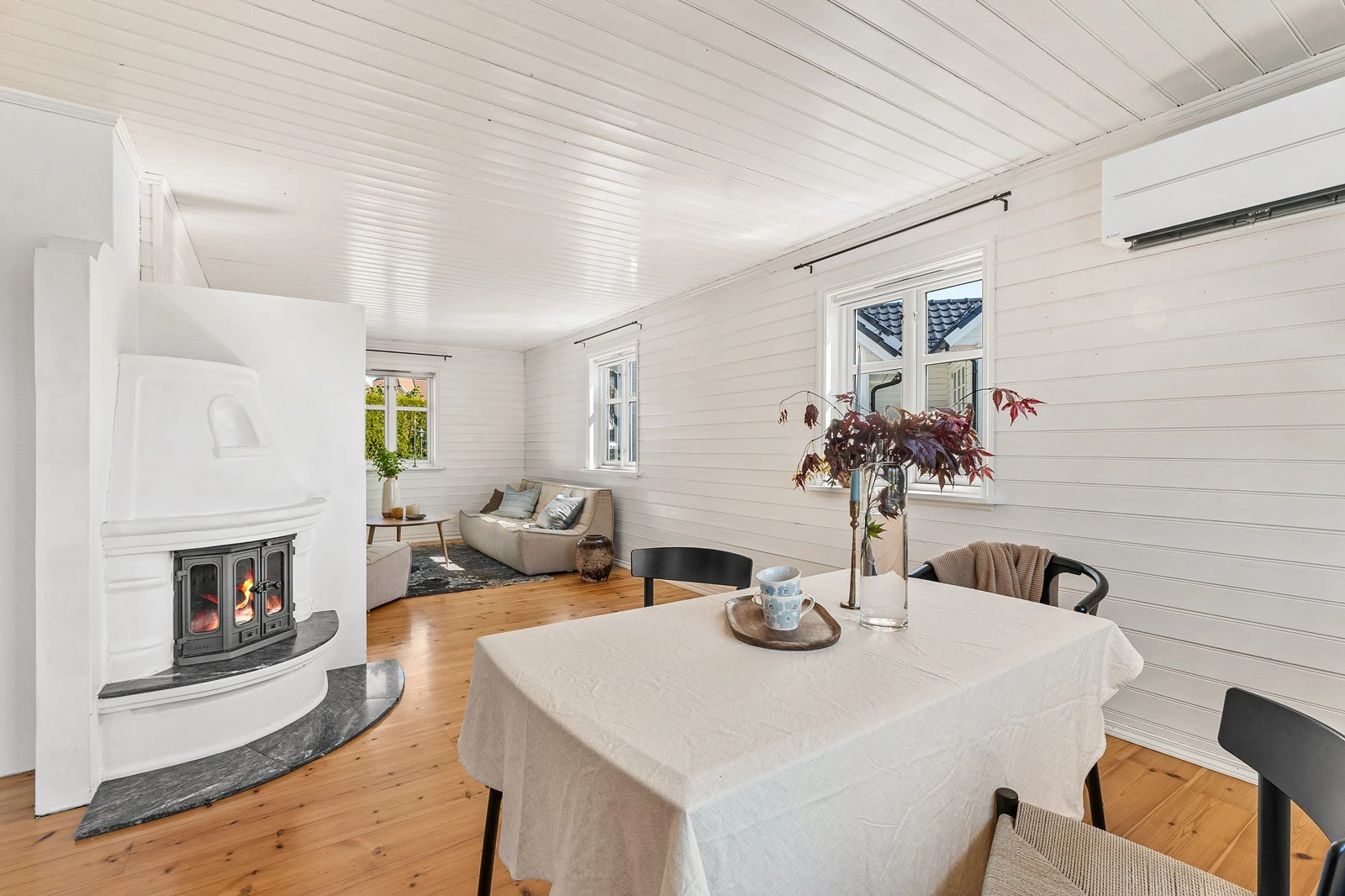 Stuen har en funksjonell utforming med plass til både sofagruppe og spisegruppe i nær tilknytning til kjøkkenet. Galleribilde