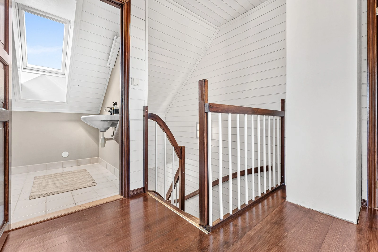 Loftet er innredet med loftstue, bad og to soverom. Galleribilde