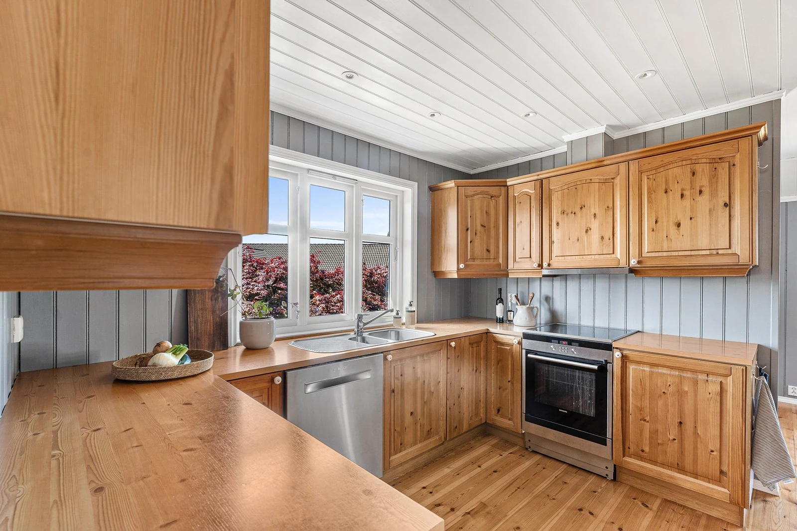 Kjøkkenet ligger tilbaketrukket fra stuen. Galleribilde