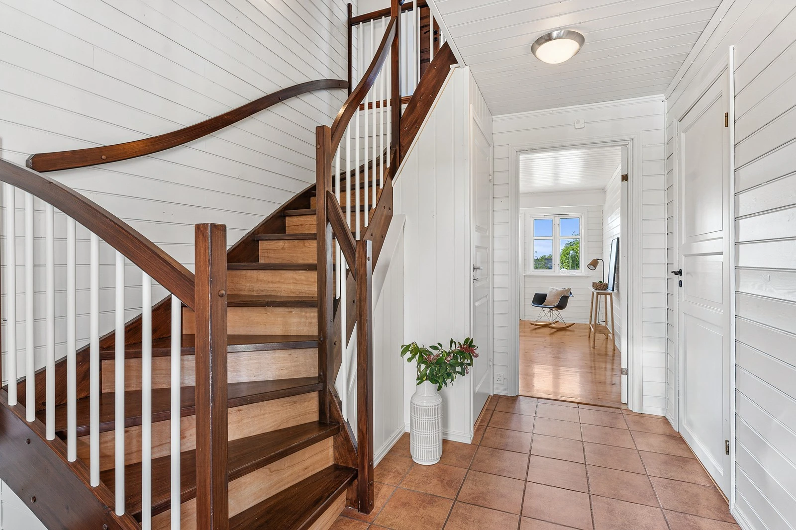 Overflatene består av fliser og malt panel, noe som gir et pent og praktisk uttrykk. Galleribilde