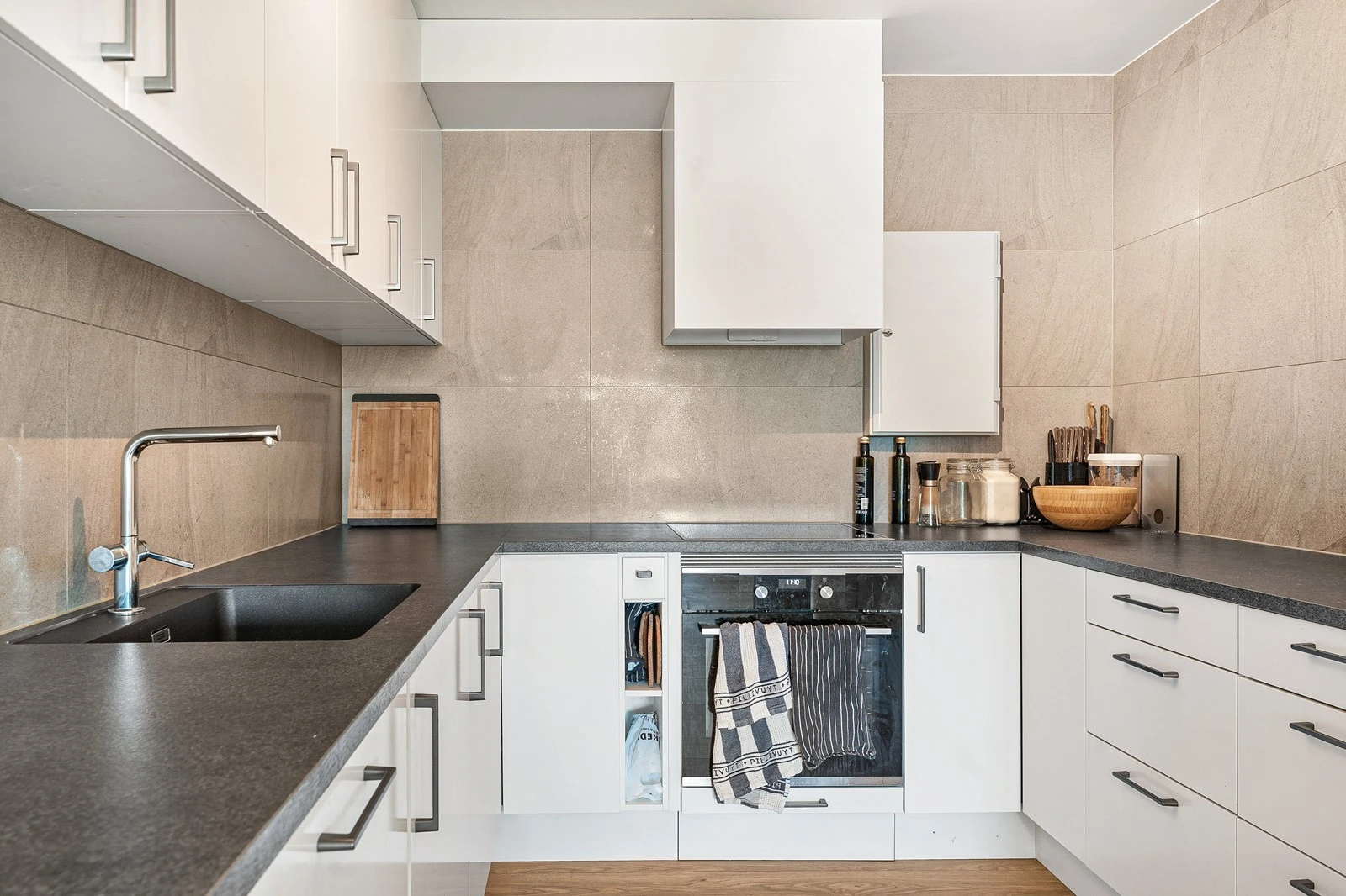 Lyst og fint kjøkken. Galleribilde