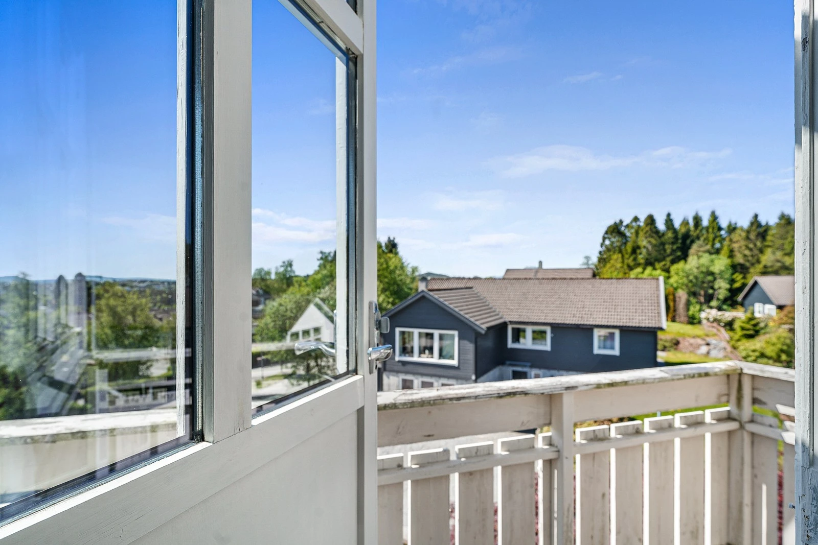 Med en liten balkong. Galleribilde