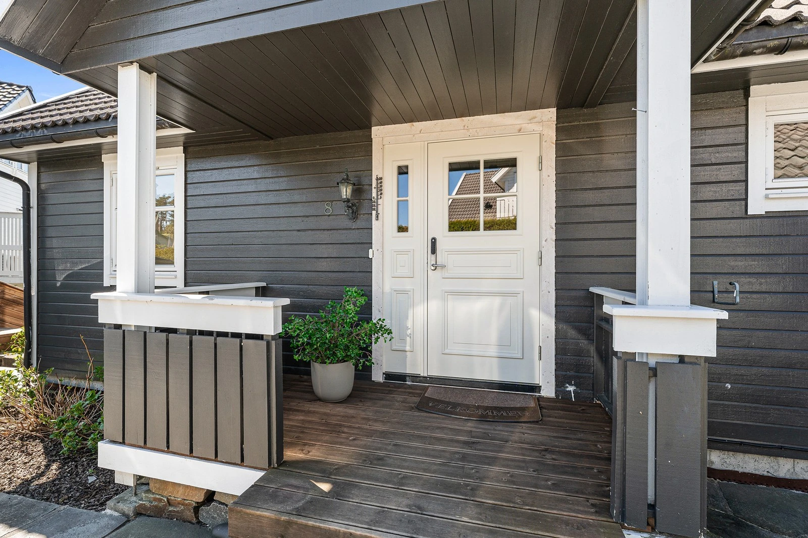 Boligen har en fornuftig planløsning med rom fordelt over tre etasjer, og enkel adkomst via overbygget inngangsparti. Galleribilde