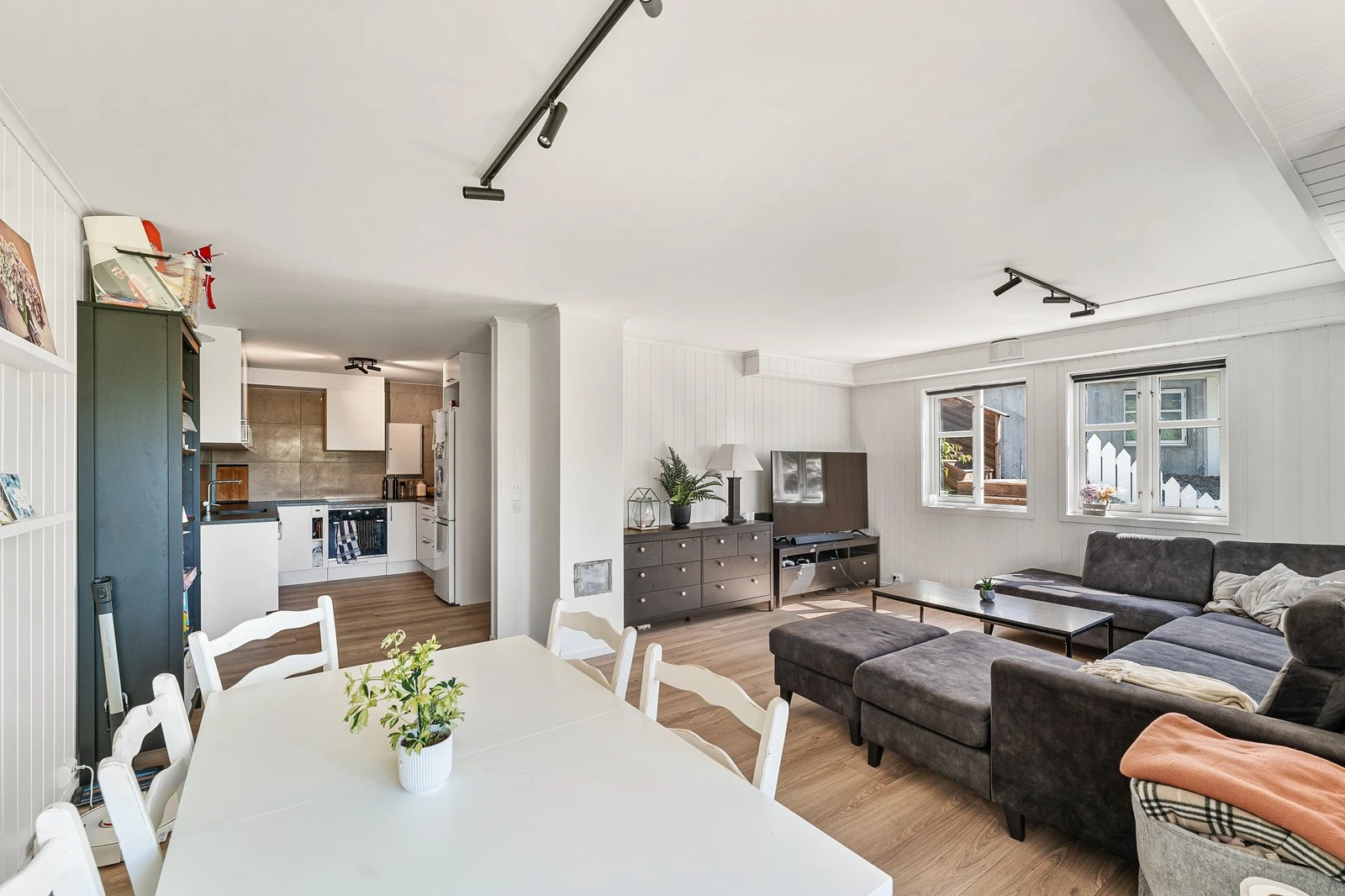 Etasjen inneholder gang, bad, stue/kjøkken og to soverom. Galleribilde