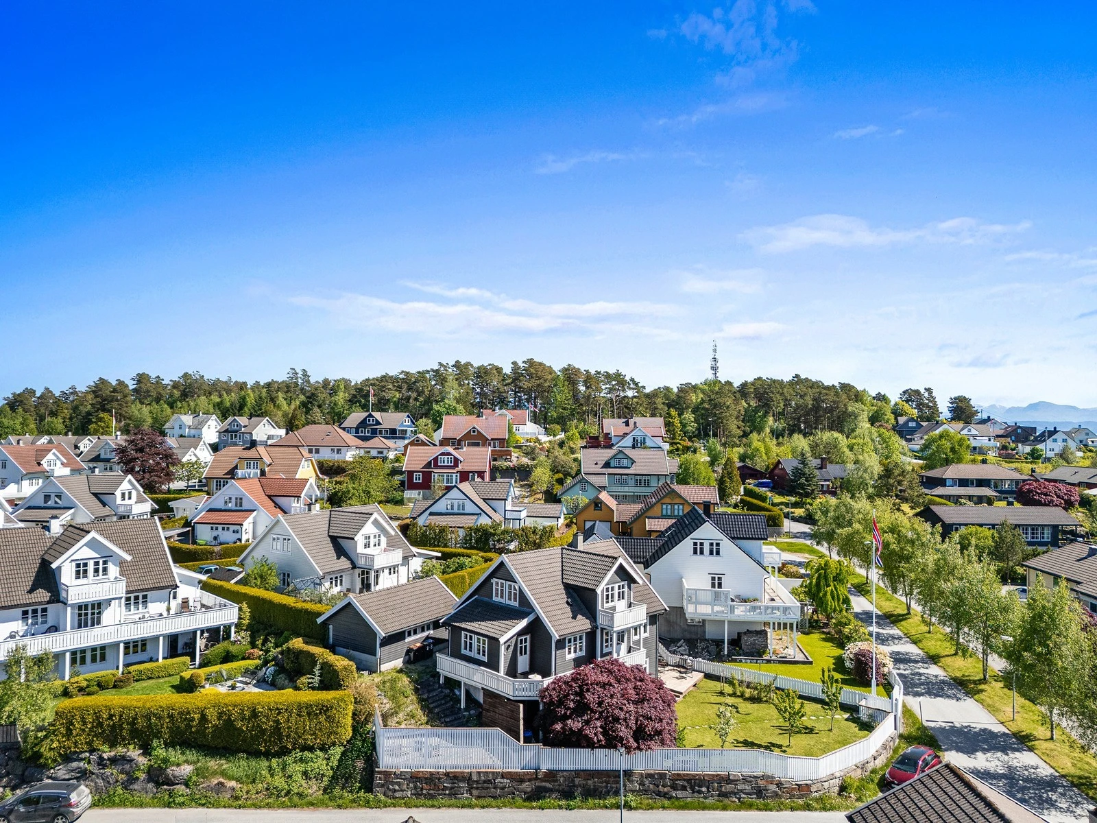 Tomten har også en flott natursteinsmur. Galleribilde