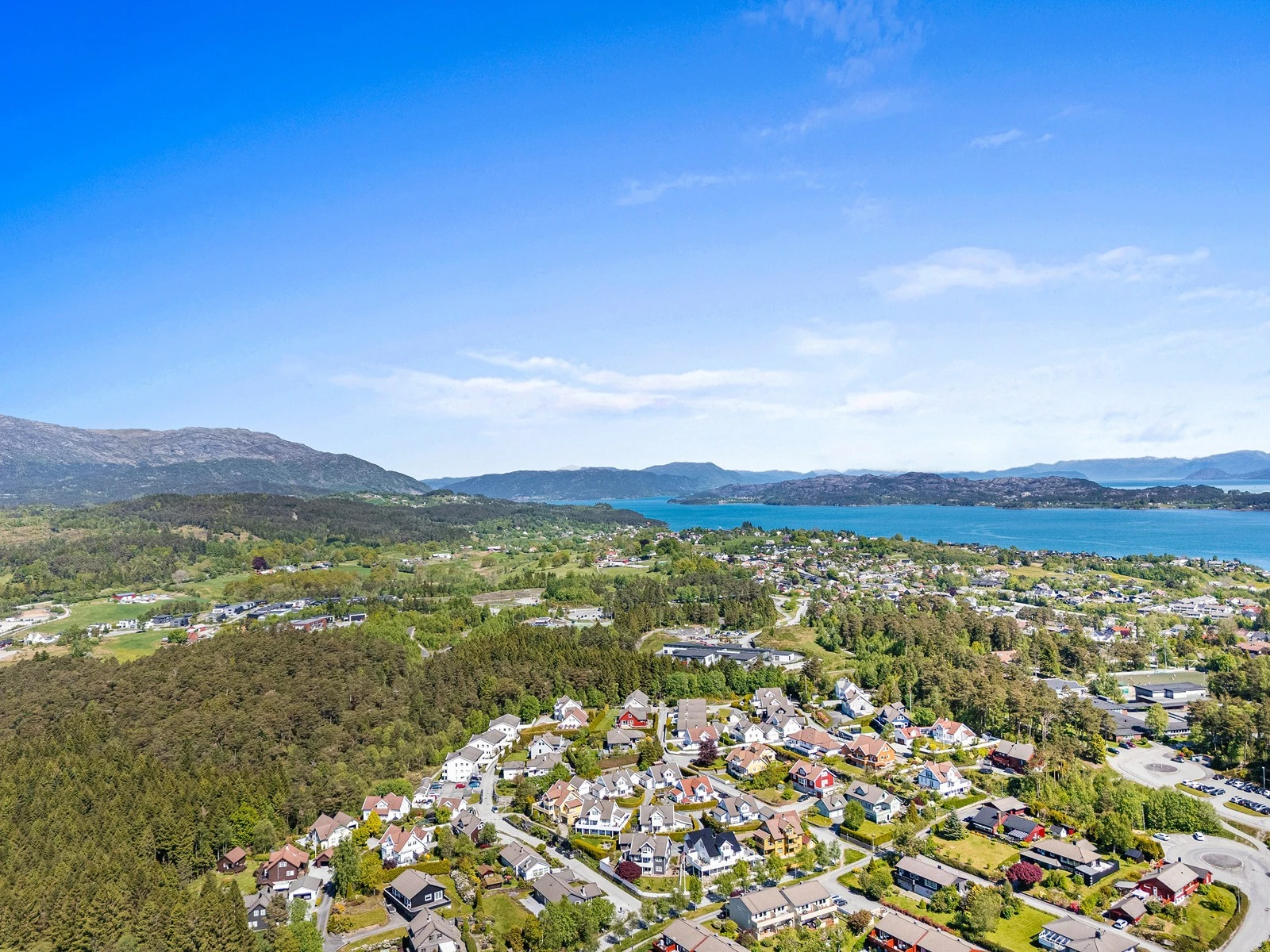 Fra eiendommen er det kort avstand til skoler og barnehager, noe som gjør hverdagen enklere for både store og små. Galleribilde