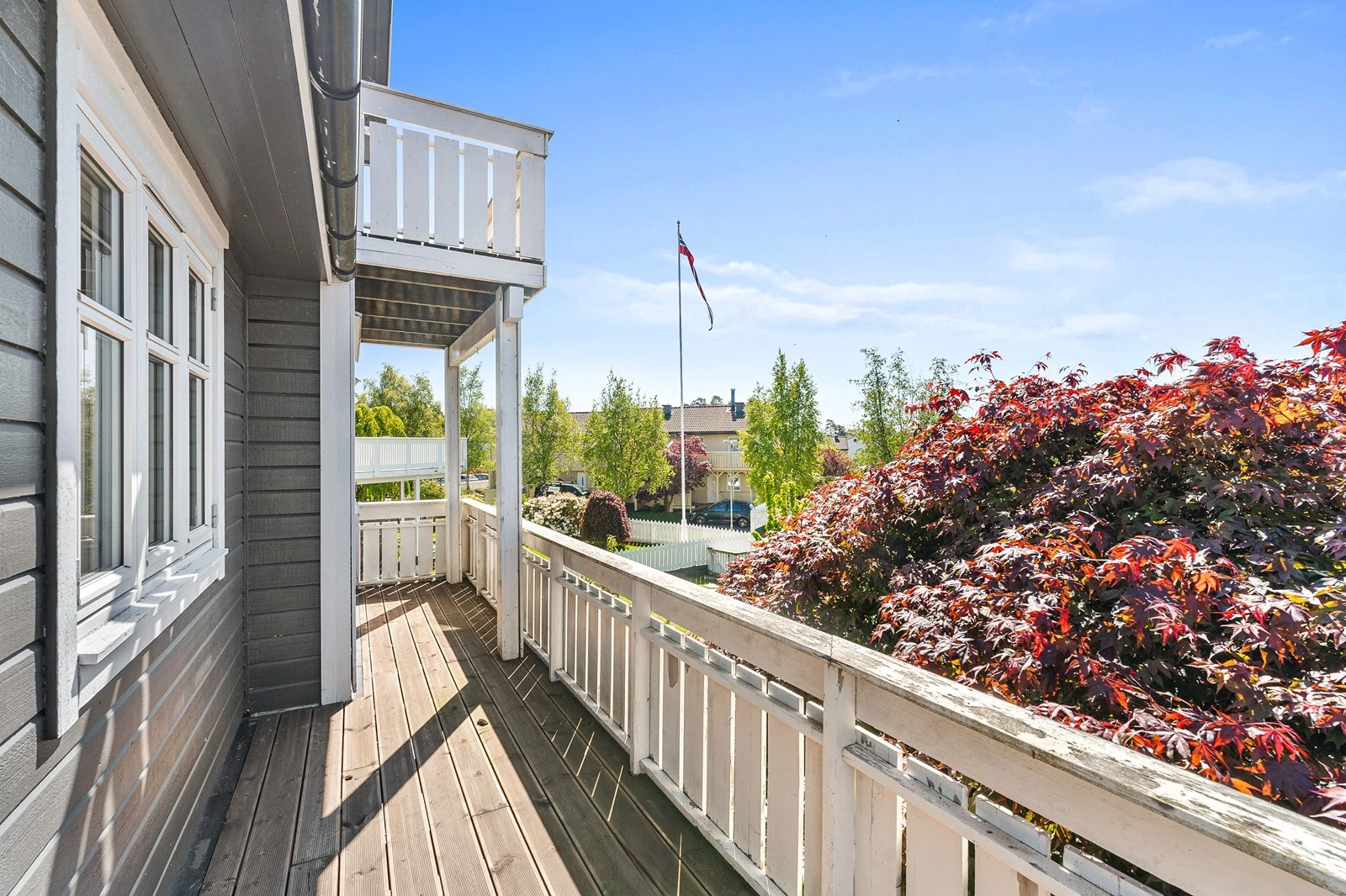 Terrassen har plass til sittegruppe, grill og annen innredning, og er belagt med terrassebord og rekkverk av tre. Galleribilde