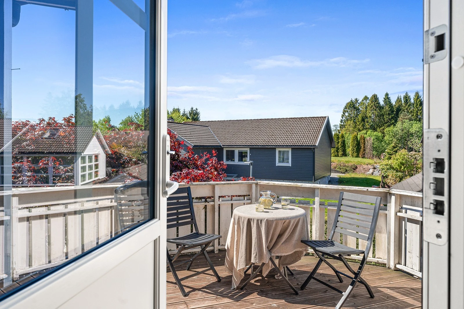 Fra stue/spisestue er det utgang til en herlig terrasse. Galleribilde