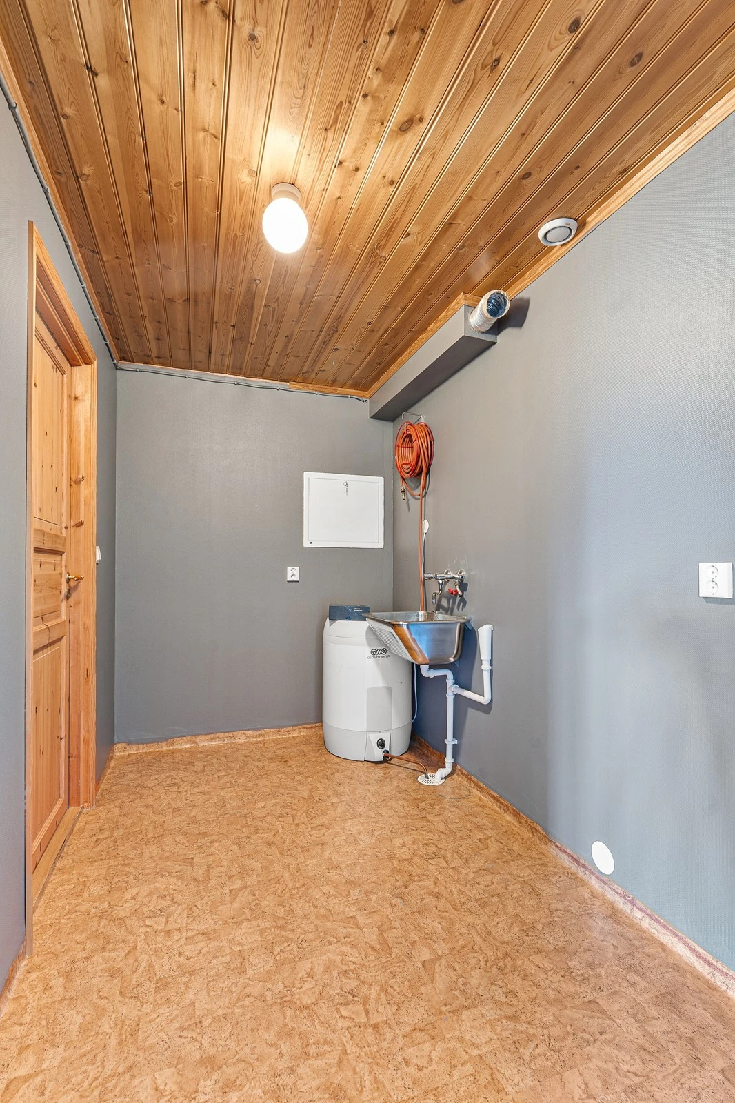 Vaskerommet ligger vegg-i-vegg med badet og innehar de nødvendige fasilitetene. Begge våtrommene fremstår med oppgraderingsbehov. Galleribilde