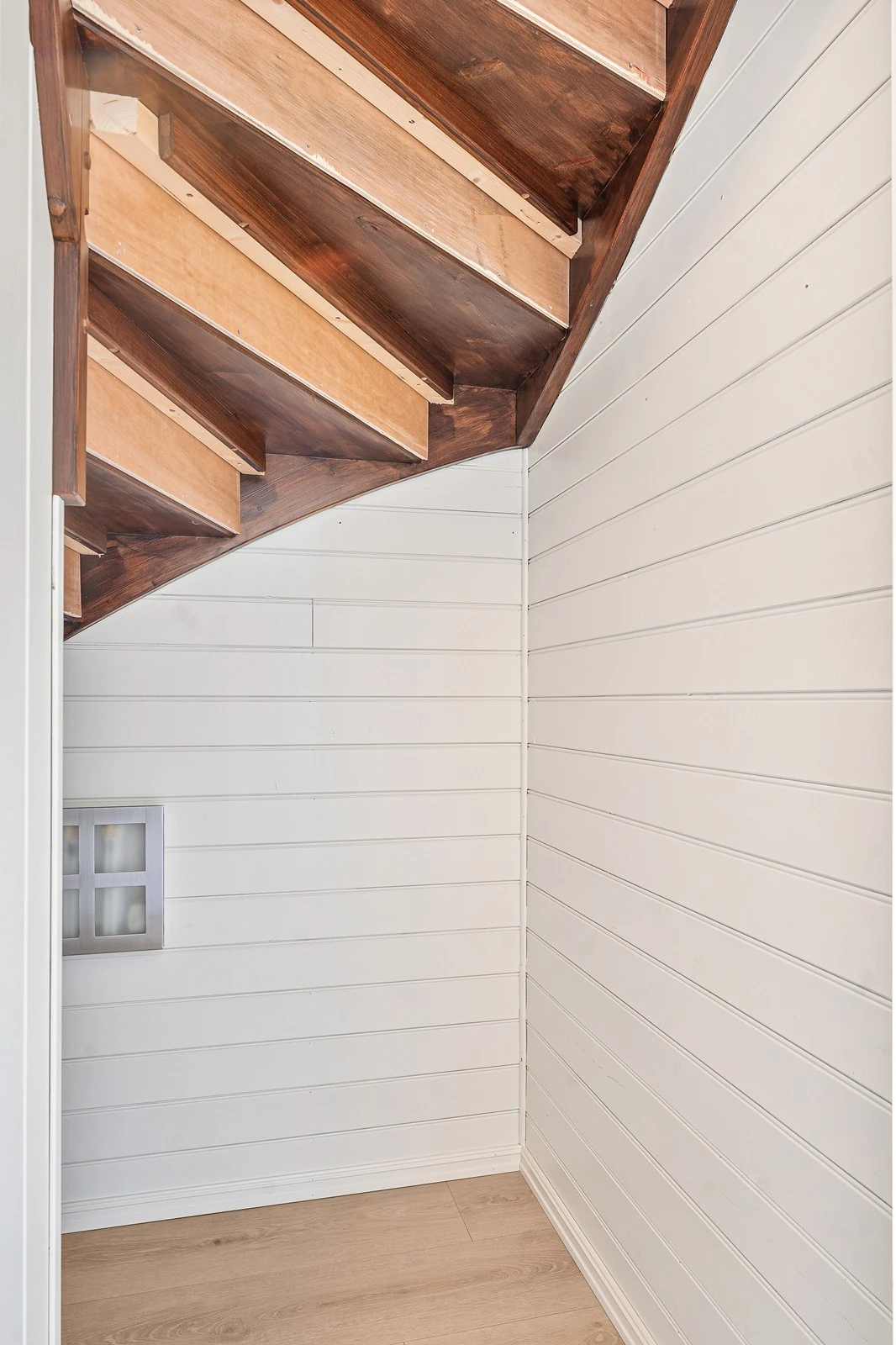 Bl.a. under trappen. Galleribilde