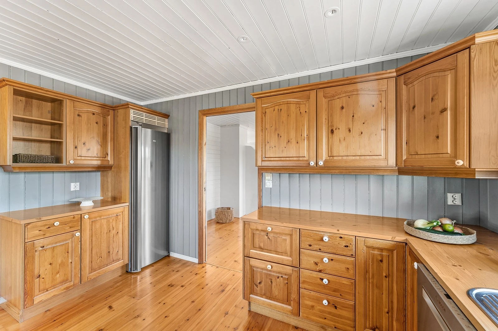 Det er rikelig med arbeidsplass på benkeplaten som har nedfelt vask i stål. Galleribilde