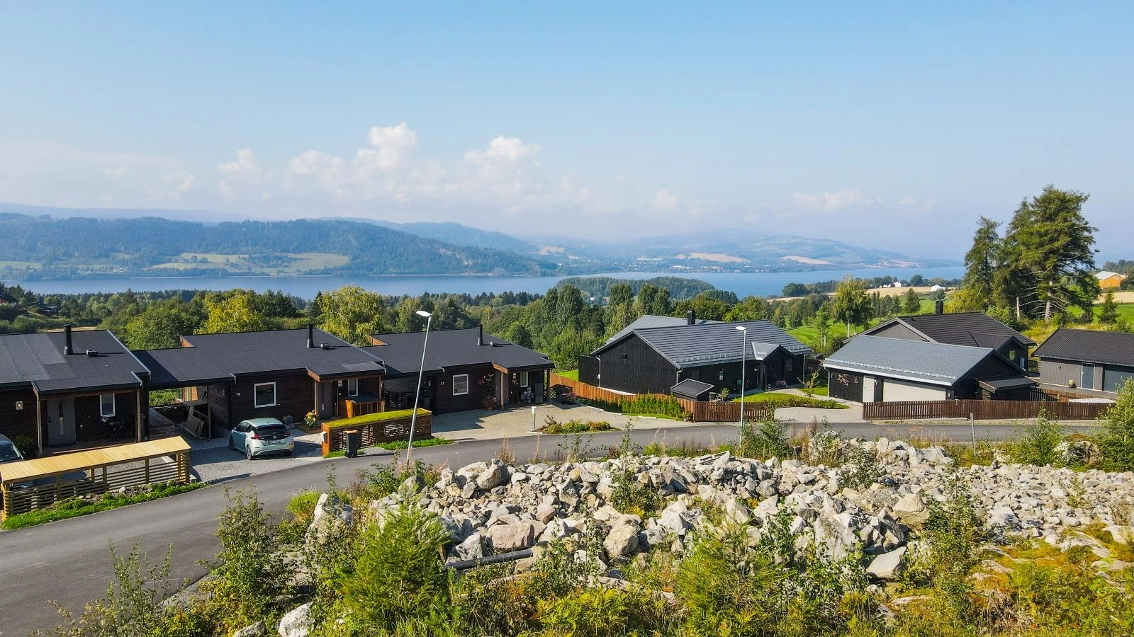 Utsikt i nordvestlig retning. Bildet er tatt fra en høyde som tilsvarer 2. etasje. Galleribilde