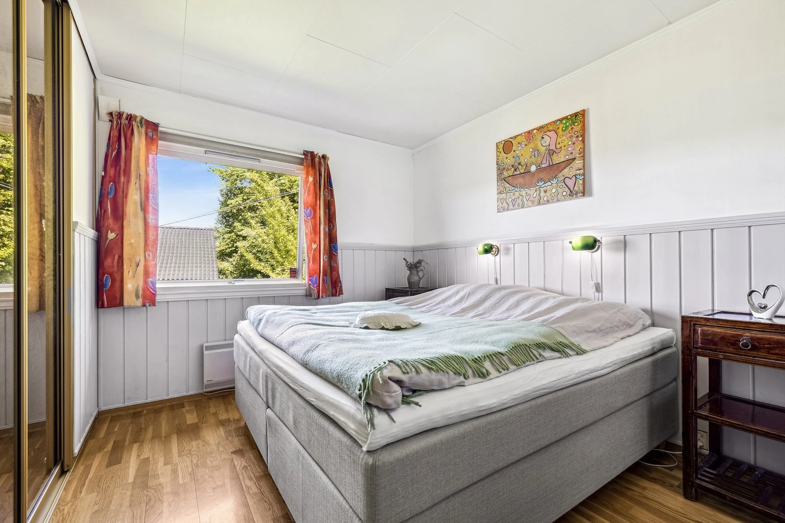 Rommet har skyvedørsgarderobe