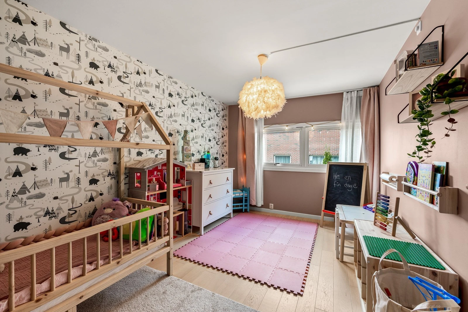Soverom 2 - Stort soverom med rikelig av plass til både seng og garderobe.
