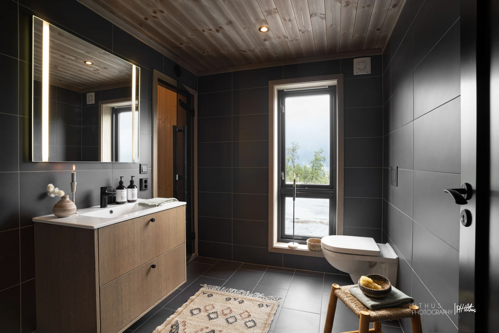 I avbildet hytte er det gjort tilvalg fra standard, blant annet baderomsinnredning. blandebatteri etc. Galleribilde