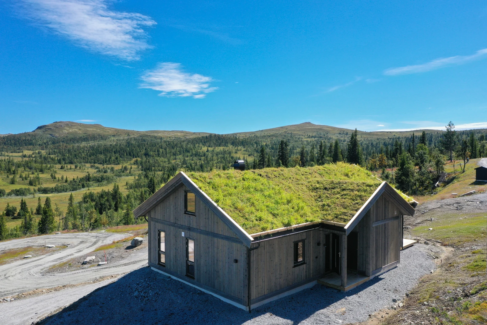 Hytten er innholdsrik med bl.a. 2 stuer, 5 soverom, 2 bad, vaskerom m.m. Galleribilde