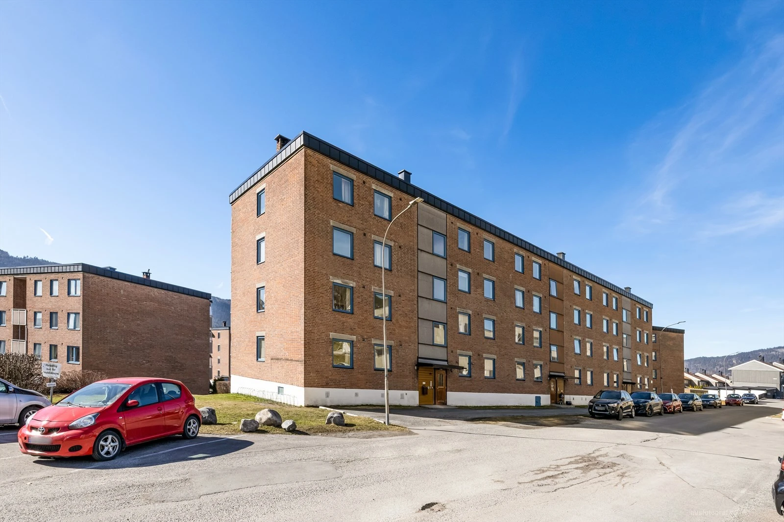 Fra leiligheten er det umiddelbar nærhet til dagligvarebutikk, apotek og gode servicetilbud. Kort gangavstand til ytterligere utvalg av butikker og servicetilbud.