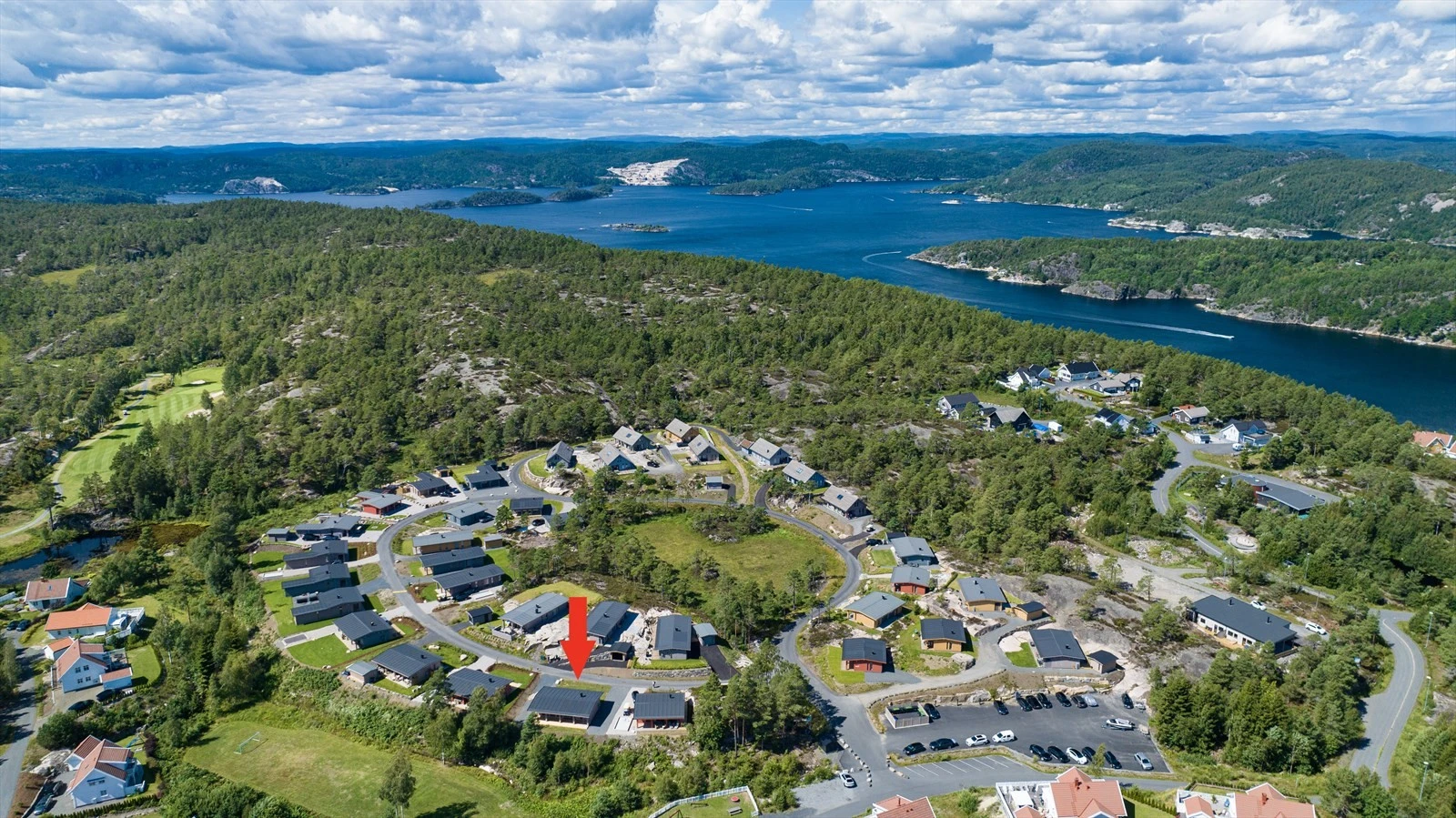 Kammen 3 ligger på SYDRI, et nyere hytteområdet tilknyttet populære Kragerø Resort, lokalisert på Stabbestad. Galleribilde