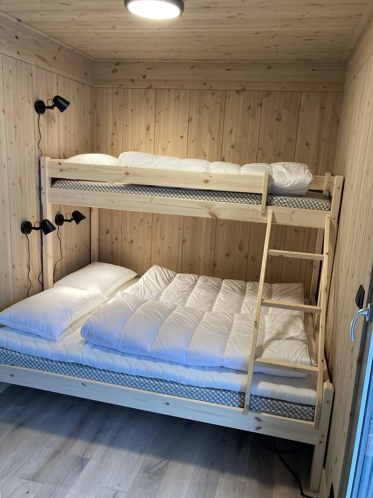 Det er 3 soverom i hytta - ett soverom med familieseng og to soverom med dobbeltsenger. Galleribilde